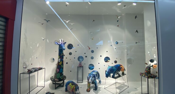 Daphné Dejay, oeuvres visibles dans la vitrine d'ARTSPOT, 2ème étage du Centre Commercial Bercy 2, Charenton-le-pont/Paris 12ème, octobre-décembre 2023